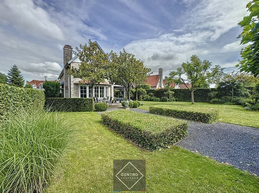 PERFECT onderhouden VILLA met 3 slpks (4 slpks mogelijk), 2 badks, garage én FANTASTISCHE  ZUIDWEST-geöriënteerde tuin  op één van de MOOISTE locaties