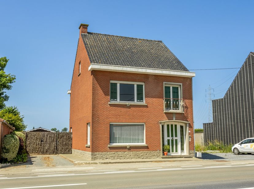 Deze statige woning, gebouwd in 1963 op een perceel van 582 m², biedt een betoverend landelijk uitzicht en een vlotte bereikbaarheid nabij N8 richting