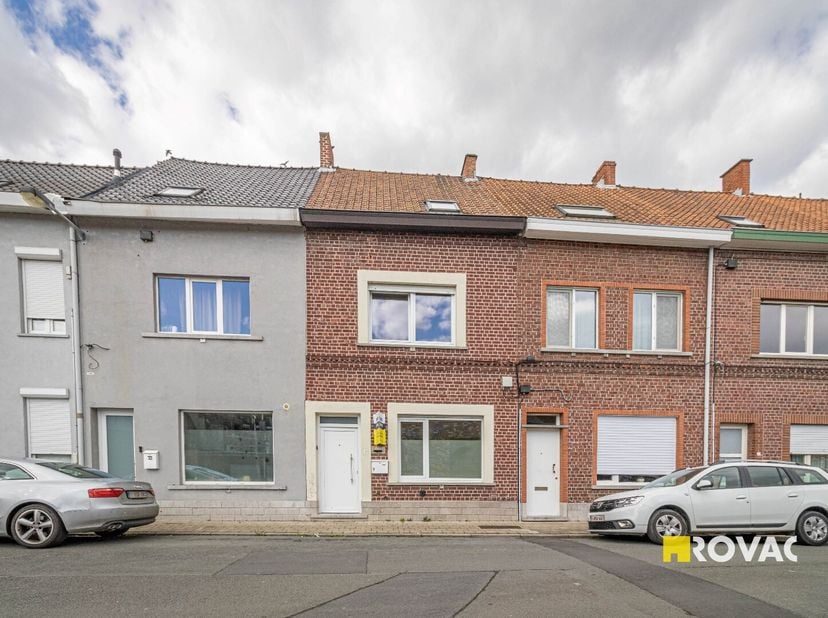 Deze rijwoning wordt momenteel verhuurd en bevindt zich in het centrum van Izegem. Indeling: inkom, voorplaats, living, keuken, berging onder trap, ba