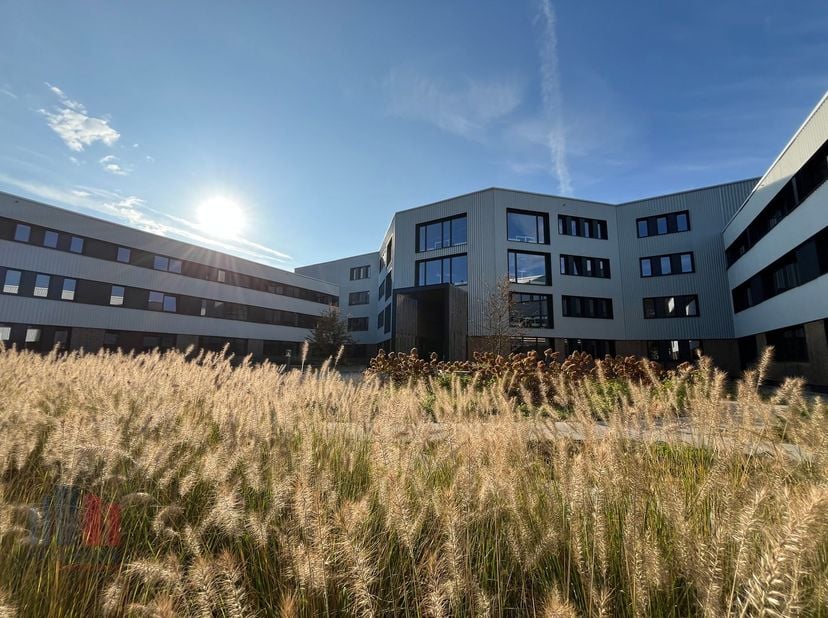 Bureaux nouvellement construits bénéficiant d&#039;un emplacement phénoménal et d&#039;une superficie de 860 m² à louer à 1 km à peine de l&#039;autoroute E40 avec u