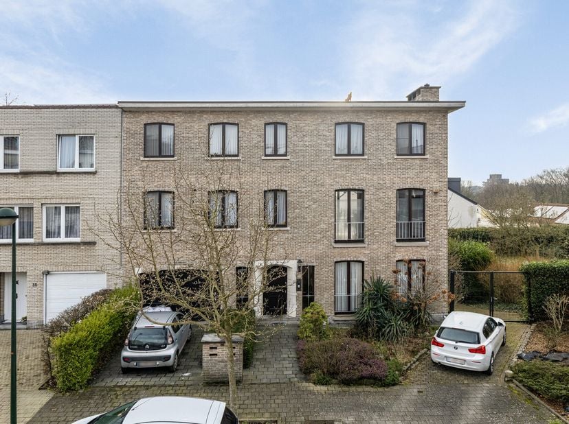 Cet appartement est situé dans un quartier résidentiel peu fréquenté, idéal pour ceux qui recherchent la paix et l&#039;intimité. Dans le même temps, vous