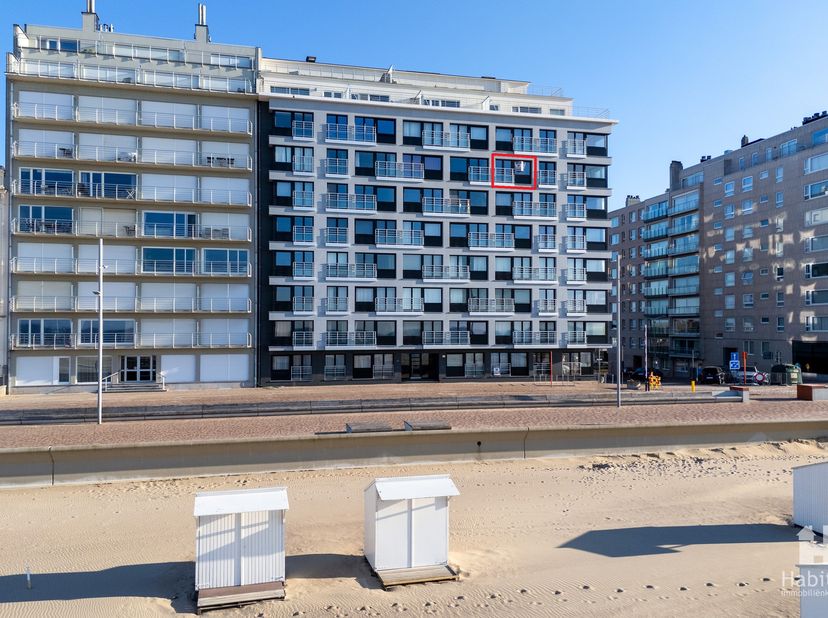 Kortbij de aantrekkelijke surfclub, op het rustige stuk van de zeedijk, treft u deze volledig vernieuwde studio. Deze instapklare studio met een FRONT