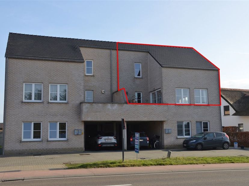 Zeer ruim duplex appartement met veel lichtinval op de eerste verdieping.&lt;br /&gt;
Indeling: inkomhal, gasten-toilet, ruime woonkamer met aansluitend ter
