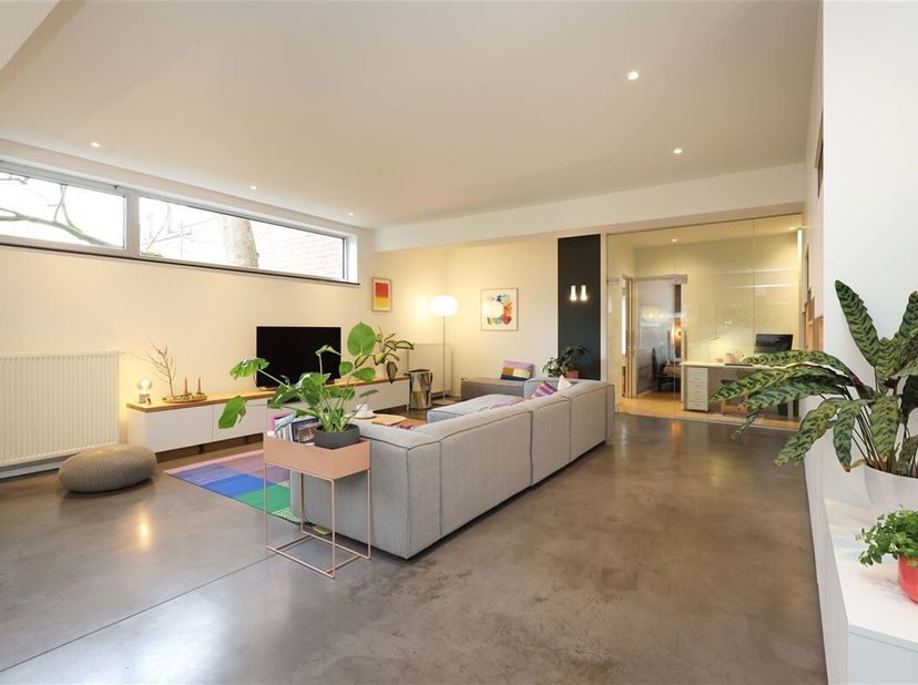 Unieke en stijlvolle loft met 2 slaapkamers, privaat terras met tuin én ondergrondse autostaanplaats&lt;br /&gt;
Omgeving:&lt;br /&gt;
+ Rustig gelegen op een boo