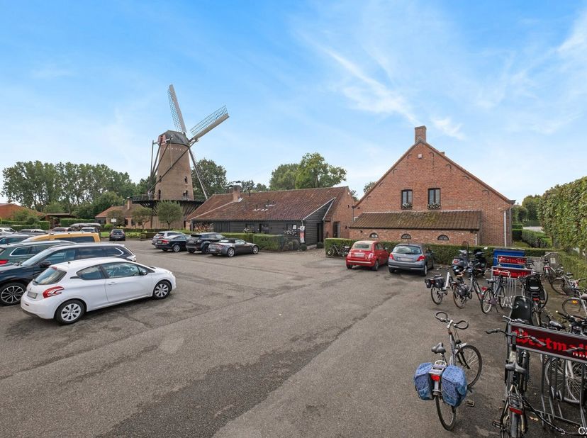 Te koop aangeboden: Domein met horecazaak in uitstekende staat.&lt;br /&gt;
Deze goedlopende horecazaak is gelegen op een strategische locatie en wordt incl