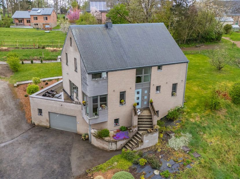 Vous cherchez la maison de vos rêves ? Ne cherchez plus ! Easyhome vous à trouver une perle nichée sur les hauteurs de NASSOGNE: Cette magnifique vill