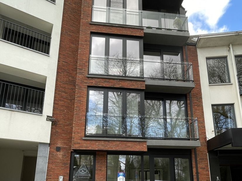 Te Huur: Instapklare Handelsruimte op Toplocatie in ScherpenheuvelZoek je een prachtige handelsruimte op een toplocatie om je zaak op te starten?Dan i