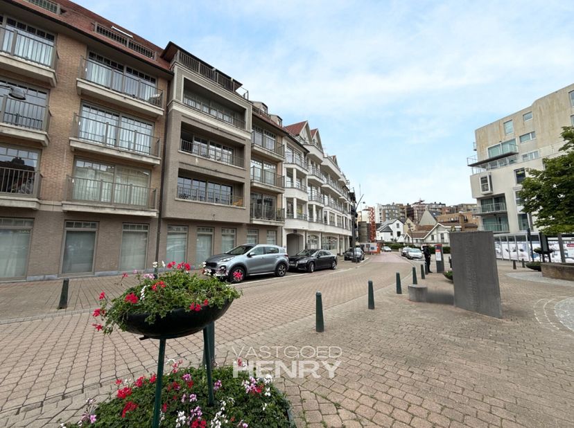 Op zoek naar een lichtrijk duplex appartement op minder dan 100 meter van het strand met een groot terras, volledige privacy en een open zicht? Welkom