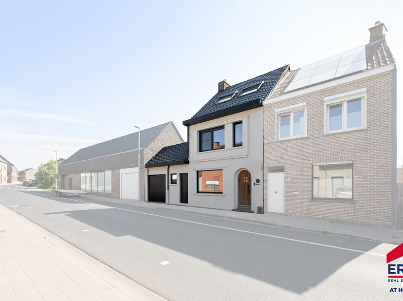 Zonnebeke : maison rénovée luxueuse avec 3 chambres et garage à Beselare Aménagement Rez-de-chaussée : entrée, toilette séparée, living spacieux avec