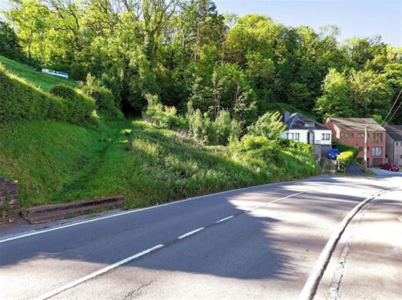 OPTION Très beau terrain d&#039;une contenance de 12 a 05 ca, situé entre les maisons n° 56 et 56B chaussée de Ciney.&lt;br /&gt;
Il est à front de voirie en zon