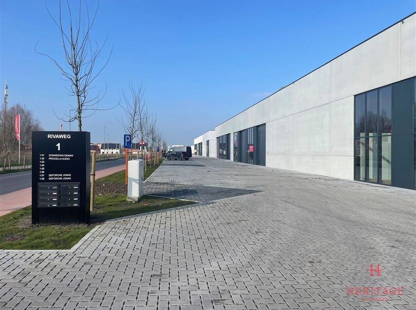 Unité PME/entrepôt nouvellement construite avec deux places de parking à louer à Dentergem Cette unité PME/entrepôt nouvellement construite (285 m²) a