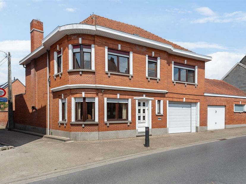 Welkom in deze ruime en karaktervolle woning met extra bouwgrond gelegen in het hart van Dendermonde.&lt;br /&gt;
Met een bewoonbare oppervlakte van maar li
