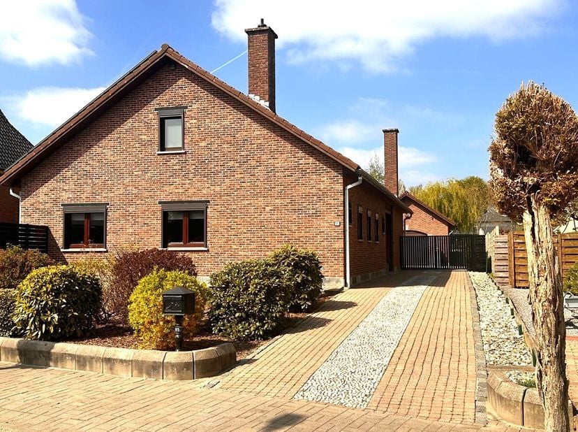 Op zoek naar een ruime, comfortabele woning op het gelijkvloers, met uitbreidingsmogelijkheden én een topligging? Dan is deze prachtig onderhouden ope