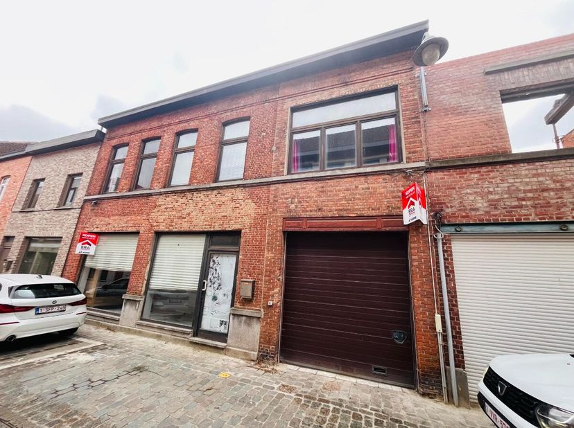 Op zoek naar ruimte, opslag en mogelijkheden? Deze woning in Wervik biedt alles: wooncomfort, uitbreidingspotentieel én maar liefst 6 garages met auto