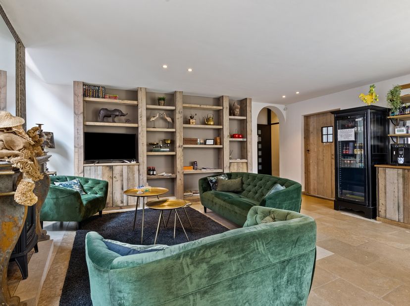 In het charmante Sint-Annakwartier, in Brugge, ligt deze uitzonderlijk gerenoveerde herenwoning. De woning, momenteel succesvol uitgebaat als B&amp;B met