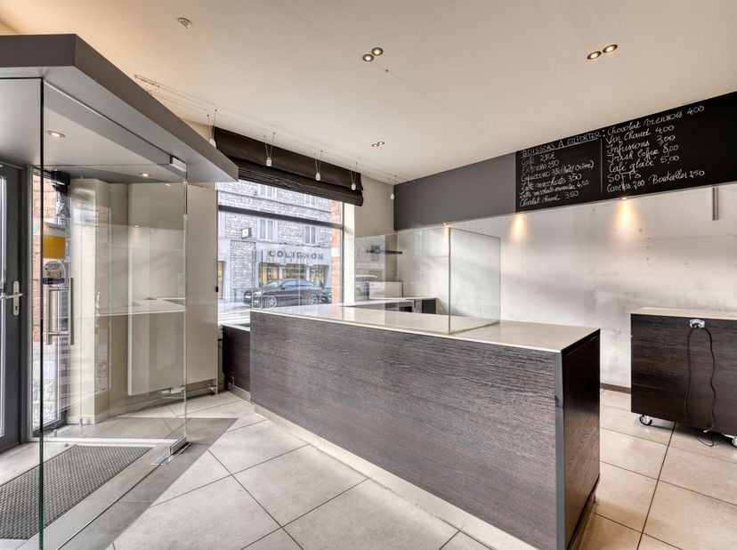 Venez découvrir cet espace horeca avec pignon sur rue, disponible de suite pour votre activité! Vous disposez d&#039;une partie commerciale, comprenant un