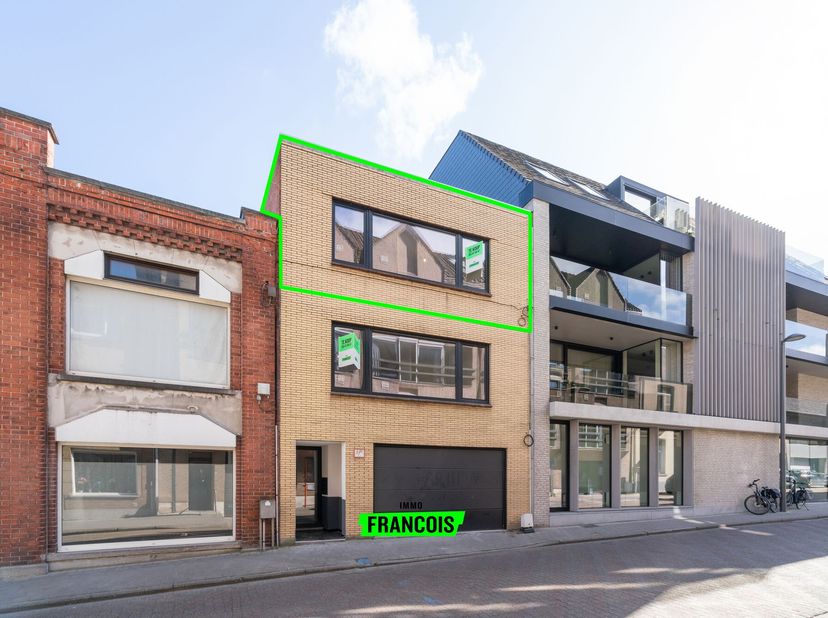 Cet appartement prêt à emménager est situé à distance de marche du marché de Tielt, au deuxième étage d&#039;une résidence de petite taille composée de tro