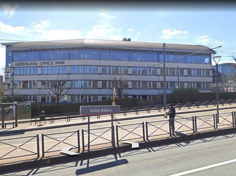 Het Greenland Office Park bestaat uit drie elegante gebouwen met elk vijf verdiepingen van circa 1053 m². De kantoorruimtes zijn bijzonder verlicht en