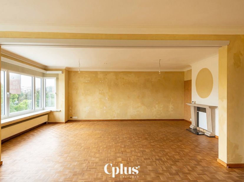 Centraal gelegen tweeslaapkamer appartement met een uitstekend zicht op het zuidpark. Het appartement is prima te bereiken met de wagen, verschillende