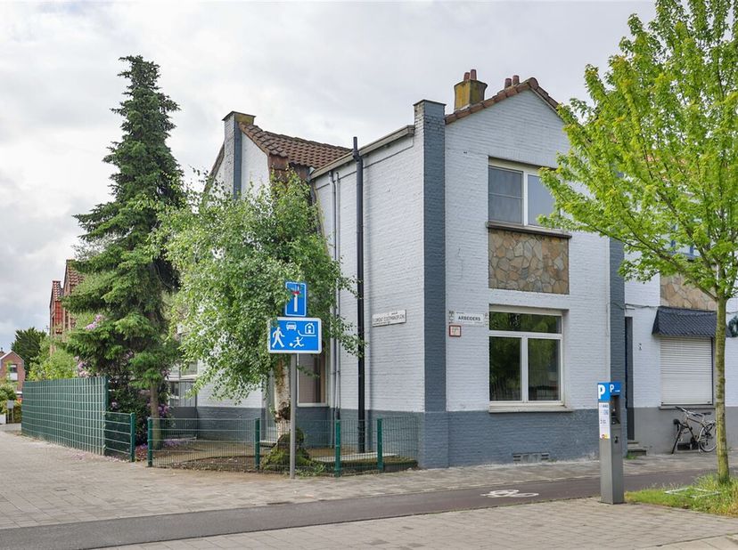 IN OPTIE&lt;br /&gt;
In de gezellige straten van de Groenenhoek in Berchem vinden we deze woning met 3 slaapkamers en aangename, grote tuin.&lt;br /&gt;
De woning