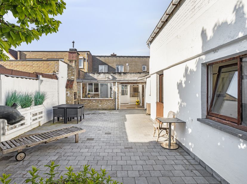 In de Smedenstraat centraal gelegen te Knokke, bieden wij deze gesloten rijwoning te koop aan. Het huis is gelegen op een perceel van 190m² met tal va