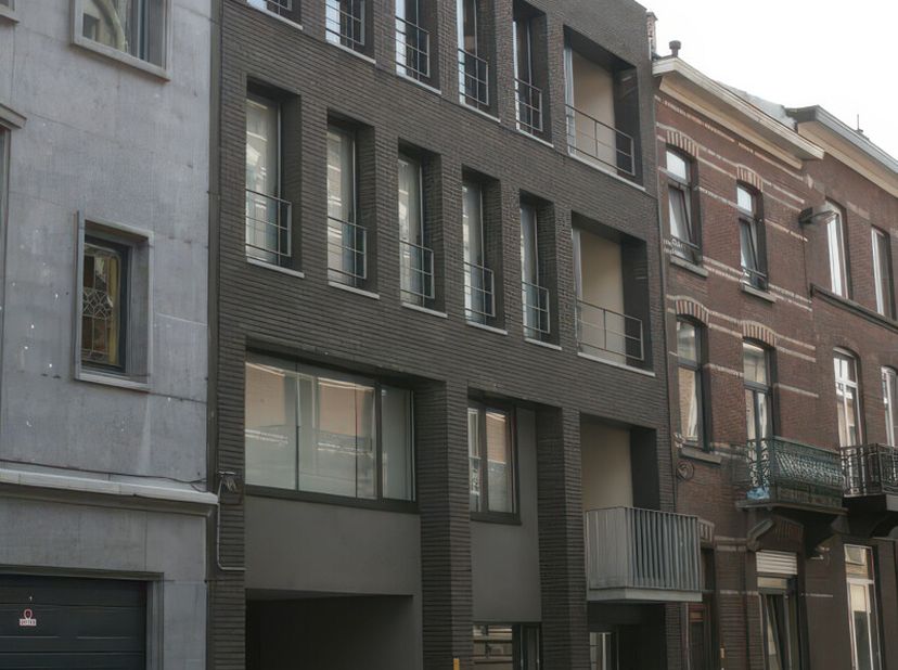 Modern, duplex-penthouse met drie slaapkamers en twee terrassen in een kleinschalig appartementsgebouw in het hartje van Leuven. Het appartement is ge