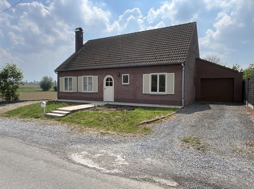 Belle maison 4 façades avec garage et grand jardin sise dans le joli village de Quartes.&lt;br /&gt;
Le bien d&#039;une surface habitable de +/- 200m² comprend :