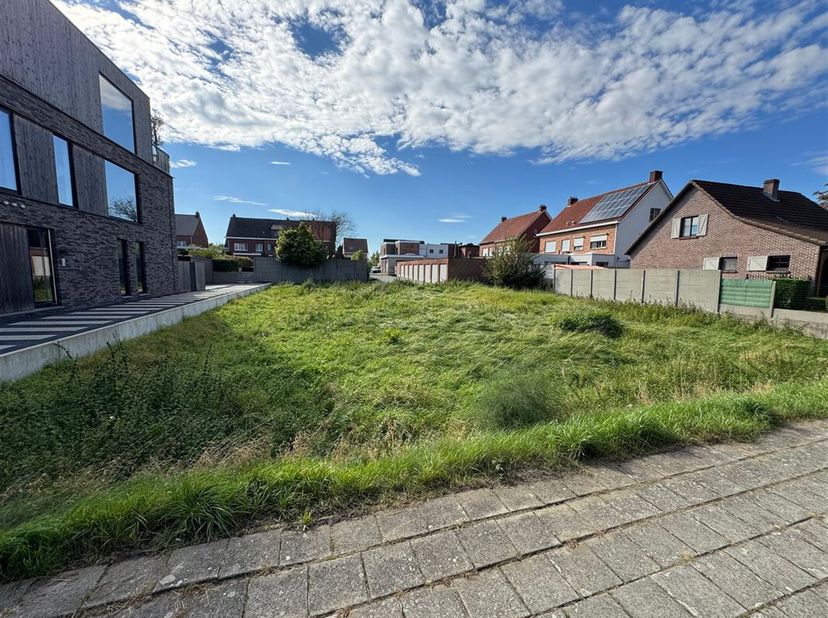 Deze grond is gelegen in een rustige straat, vlakbij de ring van Lier. Na het verkrijgen van een stedenbouwkundige vergunning kan hier een halfopen be