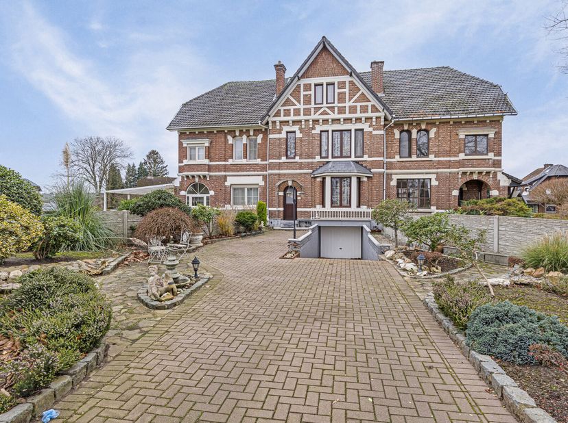 Deze sfeervolle mijnwerkerswoning is ideaal gelegen in Tuinwijk-Eisden. De gesloten woning staat op een royaal perceel van 9 are 41 ca, en biedt een g