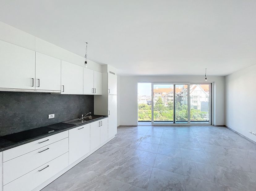 Bel appartement duplex neuf avec 2 chambres à louer à Nieuport. L&#039;appartement est situé au centre, à proximité des commerces et des transports en comm