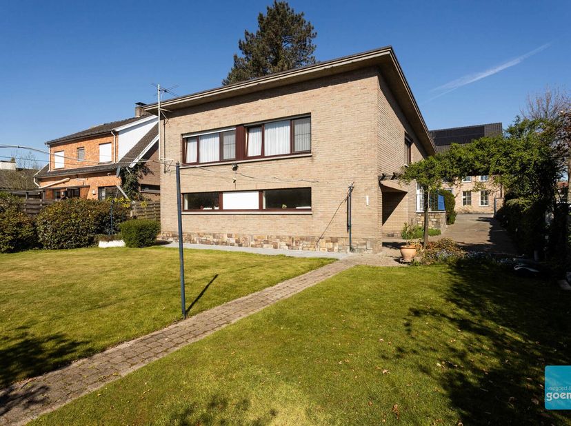 TE KOOP BERLARE!! Mooi onderhouden bungalow op fantastische ligging te Berlare&lt;br /&gt;
Ramen en dak zijn reeds vernieuwd.&lt;br /&gt;
Op wandelafstand van Sch