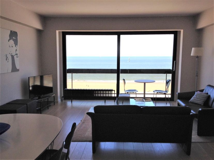 Prachtig appartement met een adembenemend zicht op het strand en de zee, in het hartje van het Zoute, dichtbij de winkels en de restaurants. Max 5p. R