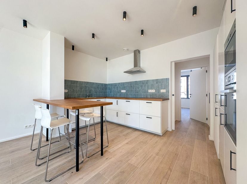 UCCLE - Proche des commerces et des transports en commun, ce lumineux APPARTEMENT (1ch/1sdd) de 1ere occupation et situé au premier étage d&#039;une petite