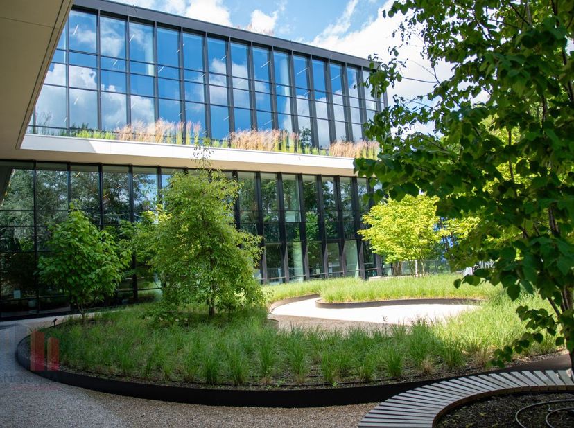 Exclusieve kantoorruimte van 368 m² te huur, met een luxueuze uitstraling en een absolute toplocatie, letterlijk vlak aan de E40  op wandelafstand van