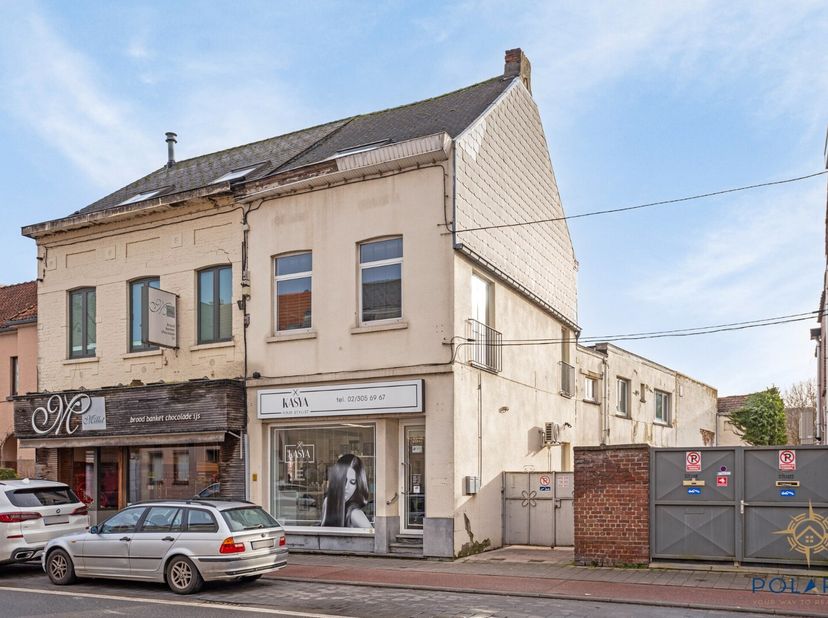 Cet immeuble d&#039;investissement est situé au centre de Sterrebeek, sur une rue commerçante animée avec beaucoup de passage.&lt;br /&gt;
L&#039;immeuble se compose