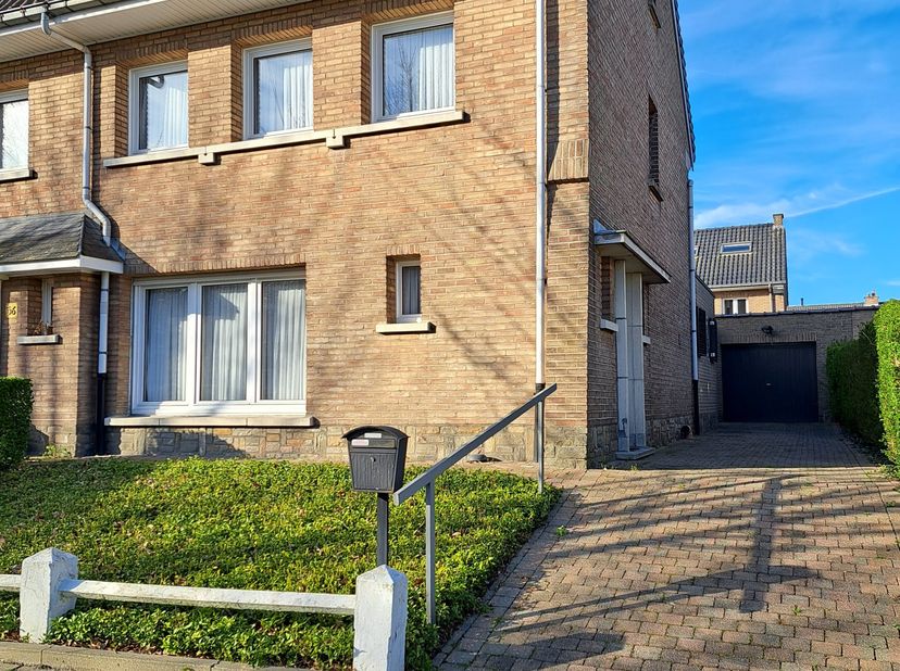 Ruime halfopen bebouwing met garage. Ideale ligging in rustige woonwijk. Vlakbij speelplein, Domein Drie Fonteinen, supermarkt, openbaar vervoer,... G