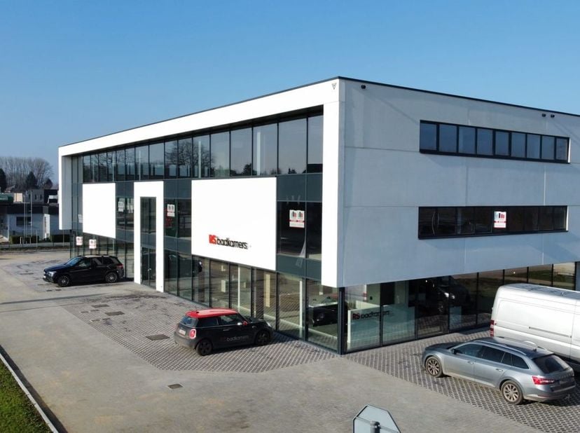 Nieuwbouw kantoren/B2B-showroom van 297 m² met 178 m² opslagruimte te koop langs én met visibiliteit van de commerciële Brusselbaan te Hekelgem (Affli