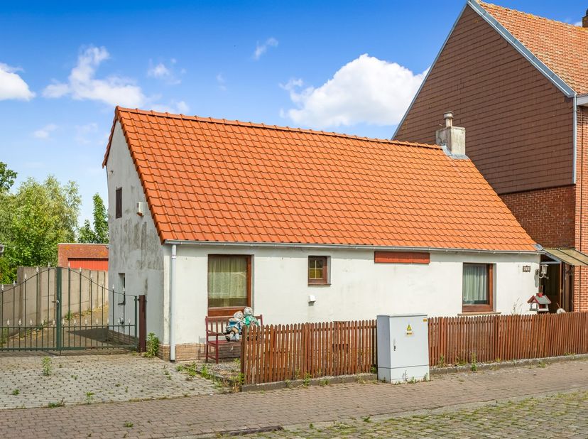 Deze te renoveren woning is erg goed gelegen in het hartje van het gezellige polderdorp Zandvliet. Alle noodzakelijke voorzieningen zoals scholen, ope
