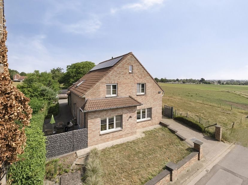 Immo Pické biedt U deze schitterende en uiterst rustig gelegen villa aan gelegen in een doodlopende straat met prachtig zicht op de omliggende velden
