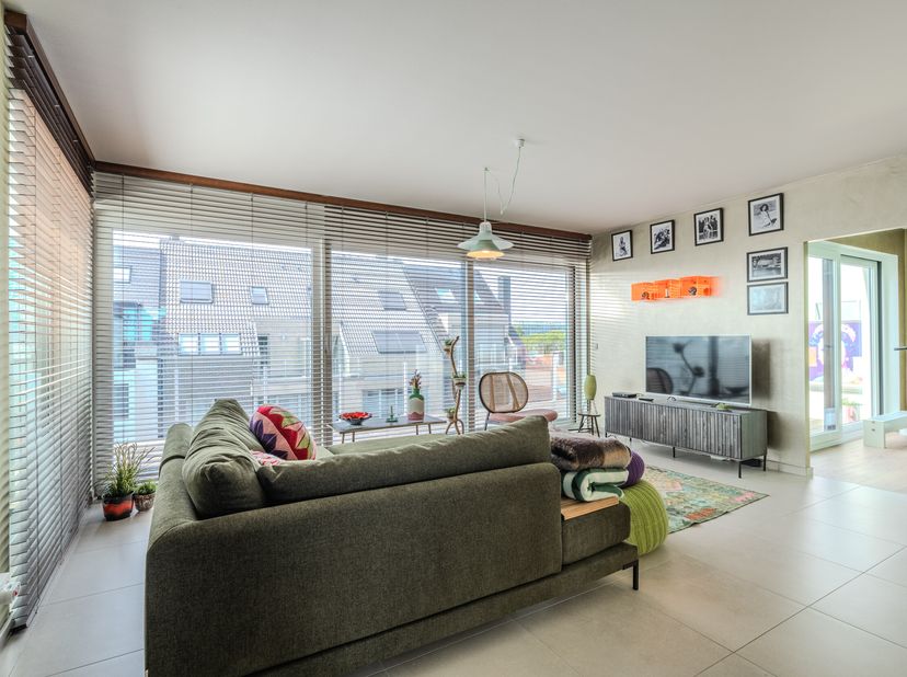 Ce magnifique appartement sur le toit (103 m²) à vendre est situé au cinquième étage de la récente résidence Astor, le long de la Nieuwpoortsesteenweg