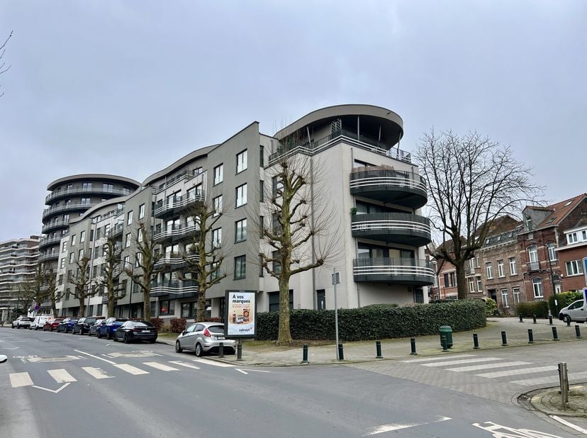 Localisation&lt;br /&gt;
 Tout proche de Forest National et de la gare de Forest-Est cet appartement bénéficie de connexions faciles en transport en commun