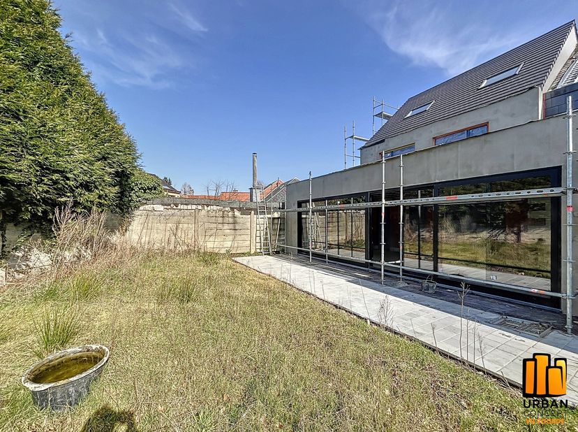 Urban Concept Vilvoorde vous propose cette maison d&#039;une surface habitable de +/- 210 m² avec 4 chambres, 2 salles de bains et 1 terrasse de 30,33 m².