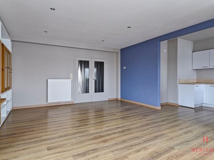 Ruim gerenoveerd 2-slpk appartement met tuin op rustige ligging te Waregem.&lt;br /&gt;
Dit lichtrijke appartement van 121 m² biedt twee slaapkamers, twee t