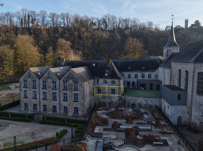 DURBUY: Appartement 1 chambre en plein centre de Durbuy, dans l&#039;ancien couvent des Récollets. Cet appartement confortable actuellement exploité comme