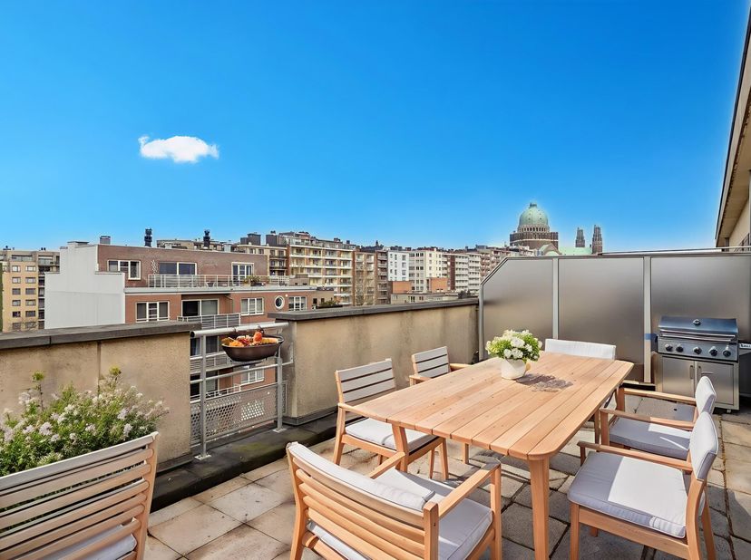 Découvrez cet appartement lumineux de 72 m², situé au huitième étage, avec une vue imprenable sur la Basilique de Koekelberg. Situé sur l&#039;avenue Franç