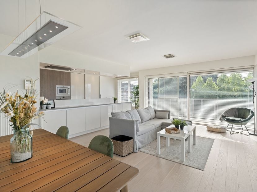 Appartement prêt à être emménagé avec 2 SLK dans le domaine RUSTER et VERT De Steelander. Agencement : espace de vie spacieux communiquant avec une CU