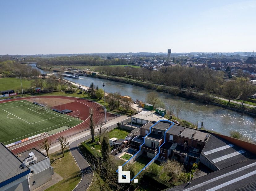 Deze instapklare bel-etagewoning combineert een prachtig open zicht op de Leie met een rustige ligging in een doodlopende straat, vlak bij een natuurp