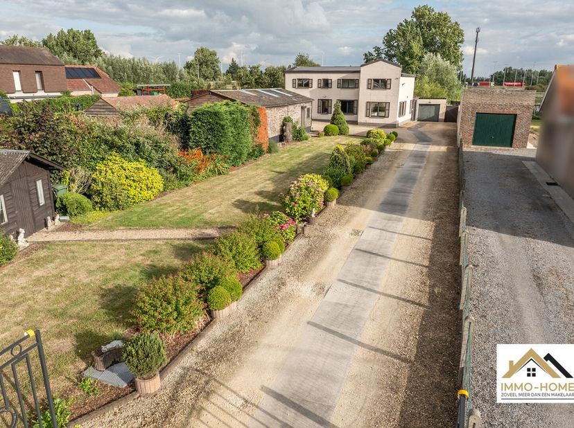 Deze op te frissen woning bevindt zich helemaal op het einde van een lange oprit, met parkeerplek voor meerdere wagens vlak voor de deur. Via de veran