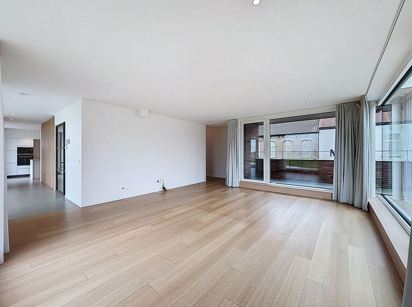 Dans la rue Ooststraat 26 à Lo-Reninge, nous trouvons cet appartement triplex moderne (229m²) avec 3 chambres spacieuses et deux terrasses ensoleillée