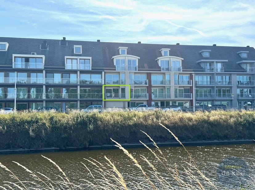 Gezellig en recent 2 slaapkamer appartement met open zicht op Veurnevaart. Woonkamer met open ingerichte keuken en terras aan de straatkant met open z